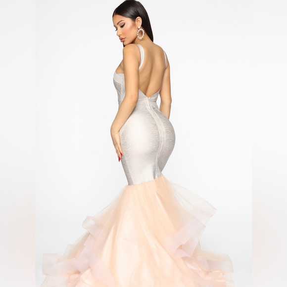 Fashion nova dress. Small size and blush in color - Picture 2 of 2
